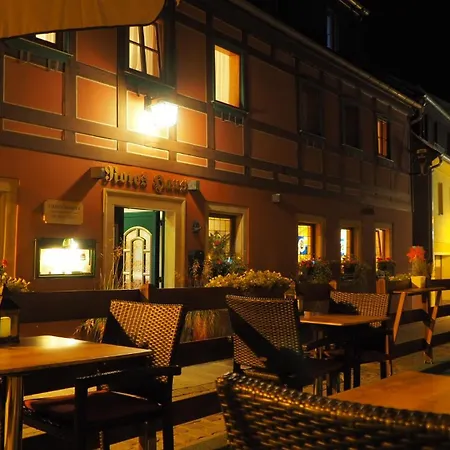 Gasthaus& Zum Roten Haus